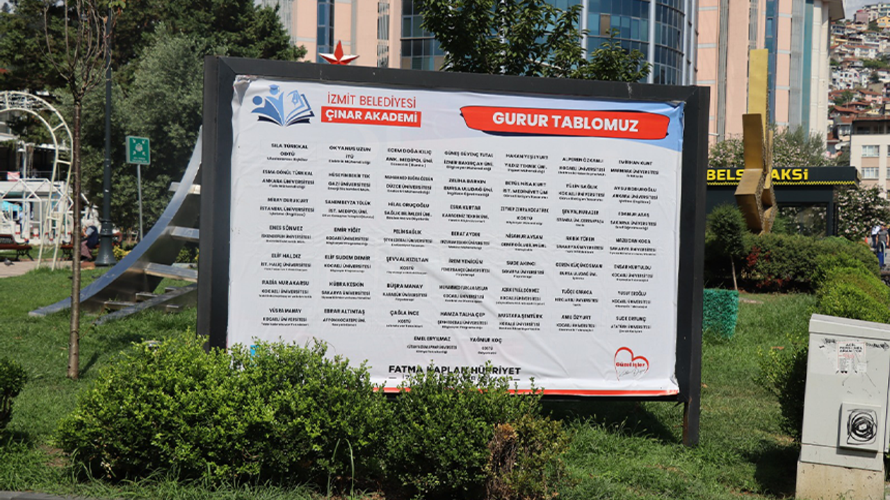 İzmit’in billboardları Çınar Akademinin gurur tablosu ile süslendi