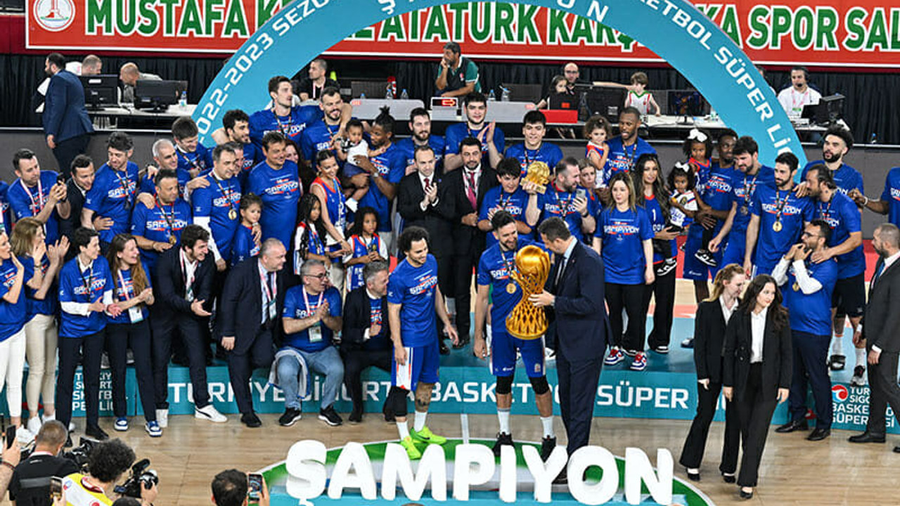 Anadolu Efes kupasına kavuştu