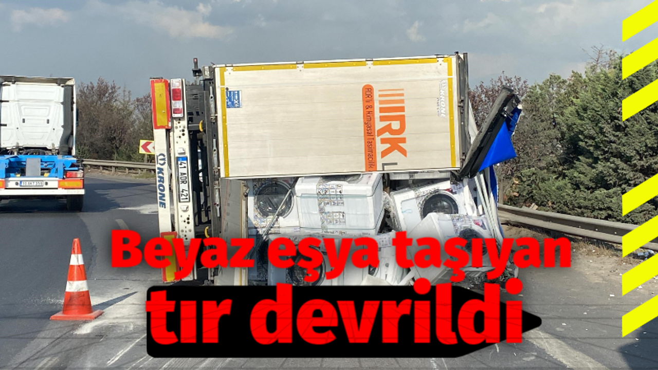 Beyaz eşya taşıyan tır devrildi!