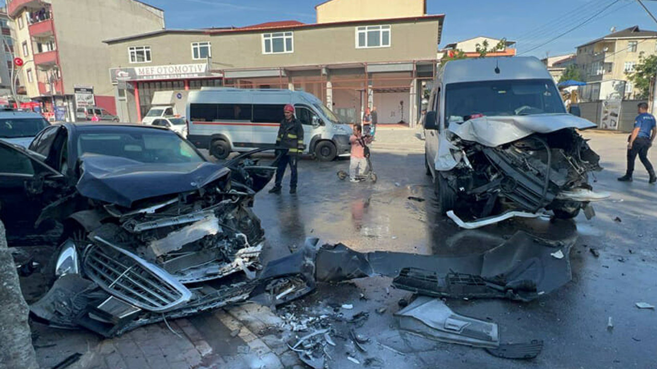 Darıca'da minibüs kazası! 1'i çocuk 3 yaralı