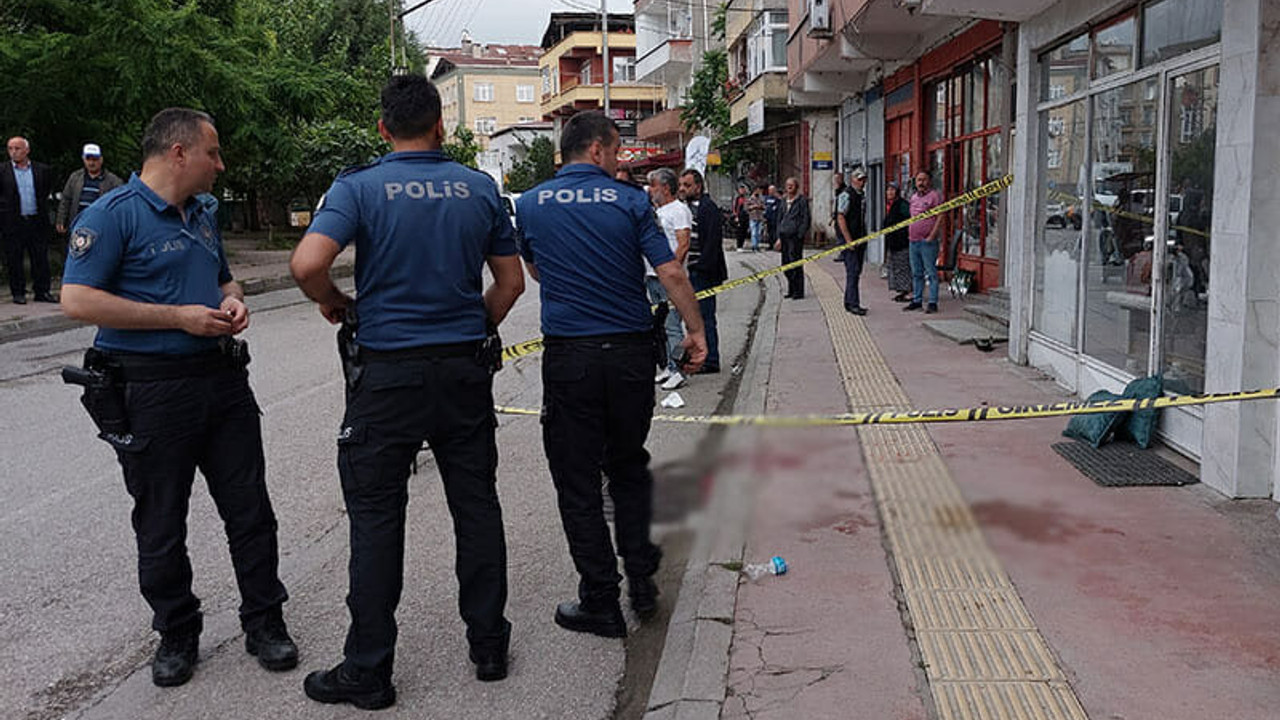 İş yerinin önünde uğradığı silahlı saldırıda ağır yaralandı