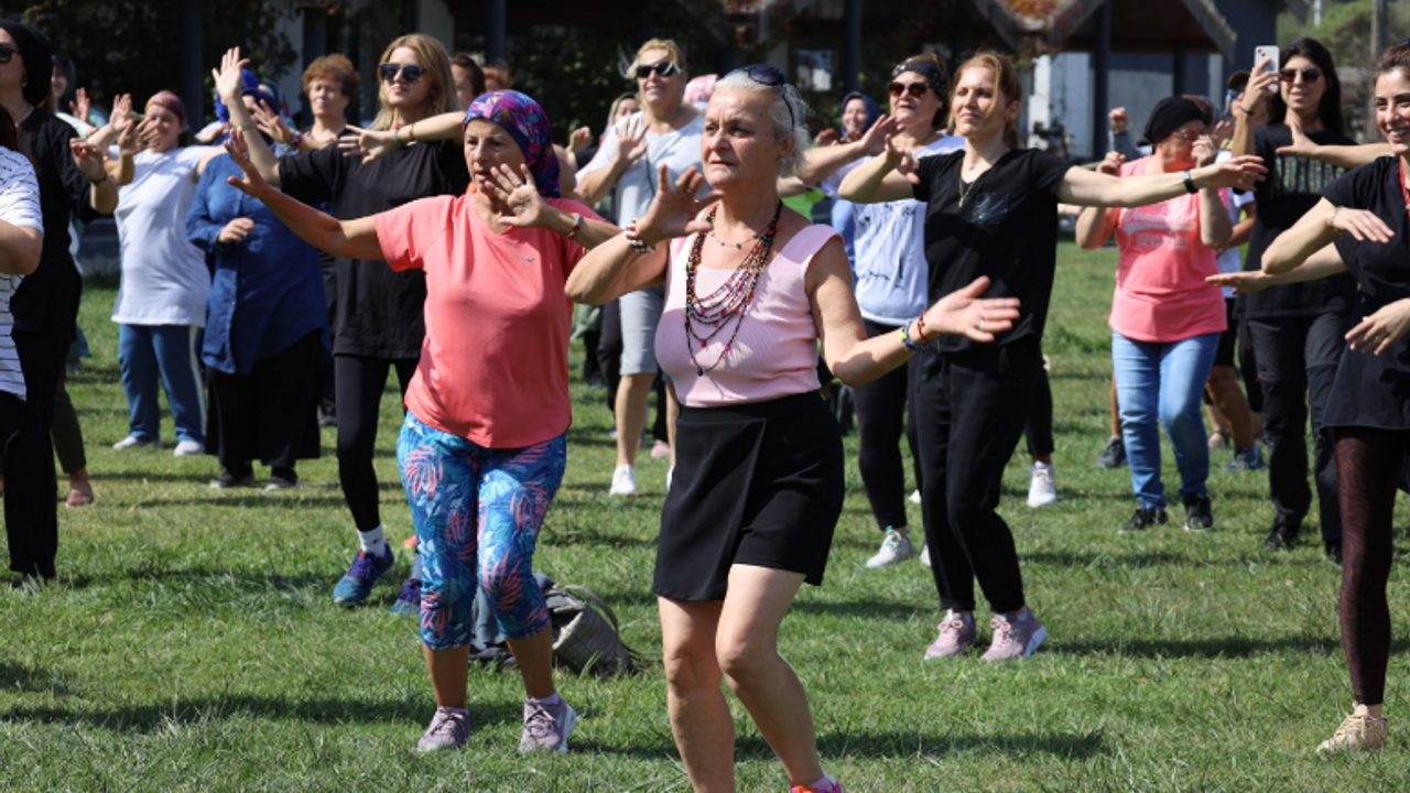 İzmitli kadınlar zumba etkinliği ile hem eğlendi hem spor yaptı