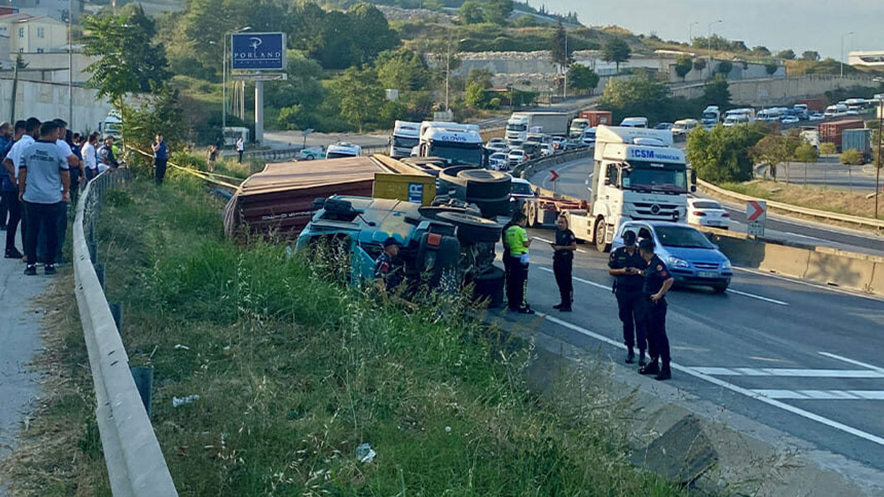 Dilovası’nda tır devrildi sürücü yaşamını yitirdi