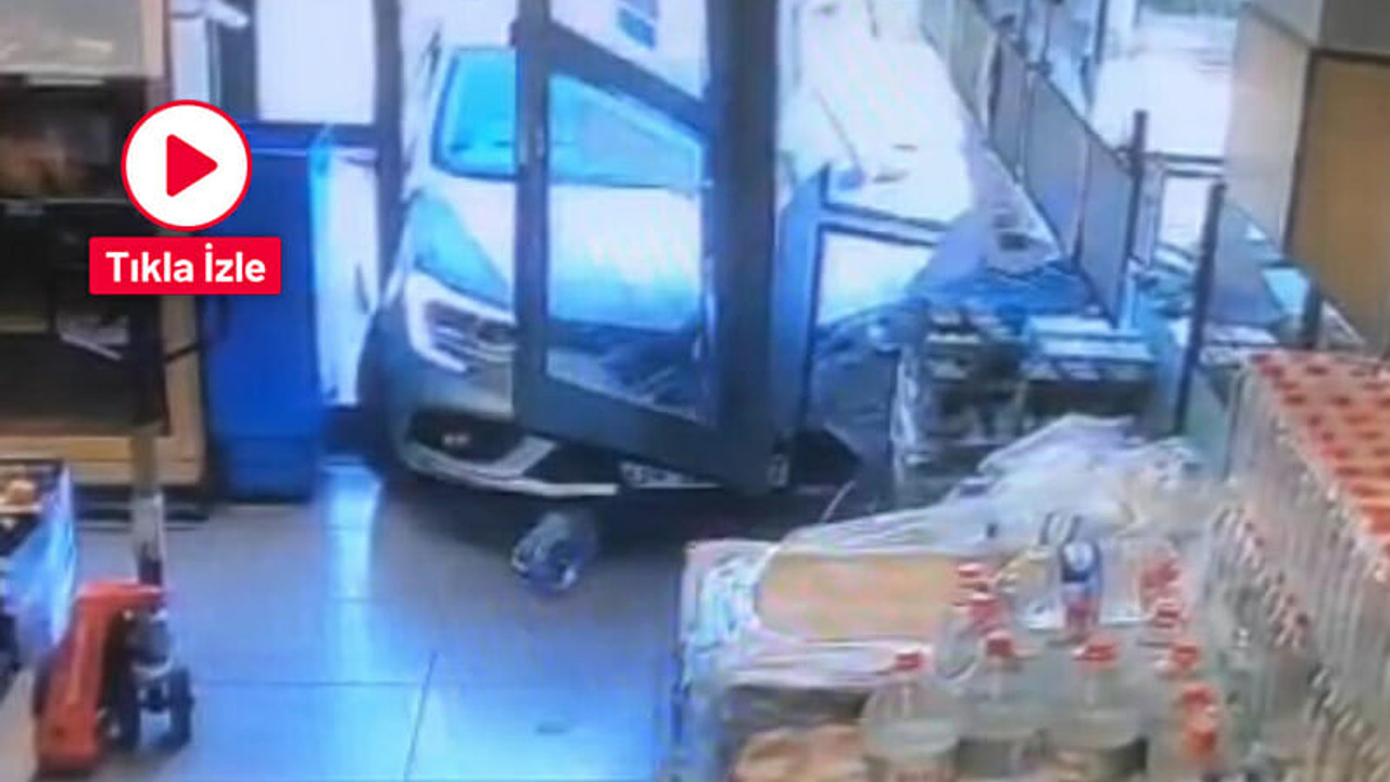 Kocaeli'de araç markete daldı! İşte o görüntüler