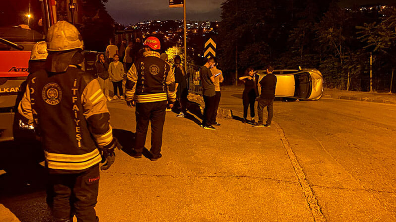 Kontrolden çıkan otomobil sokağın ortasına yan yattı