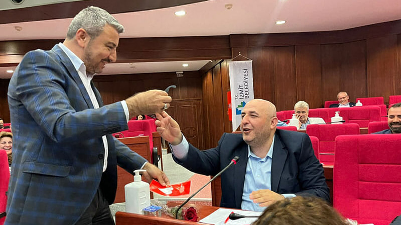 Meclis üyesine siyah gözlük hediye etti!