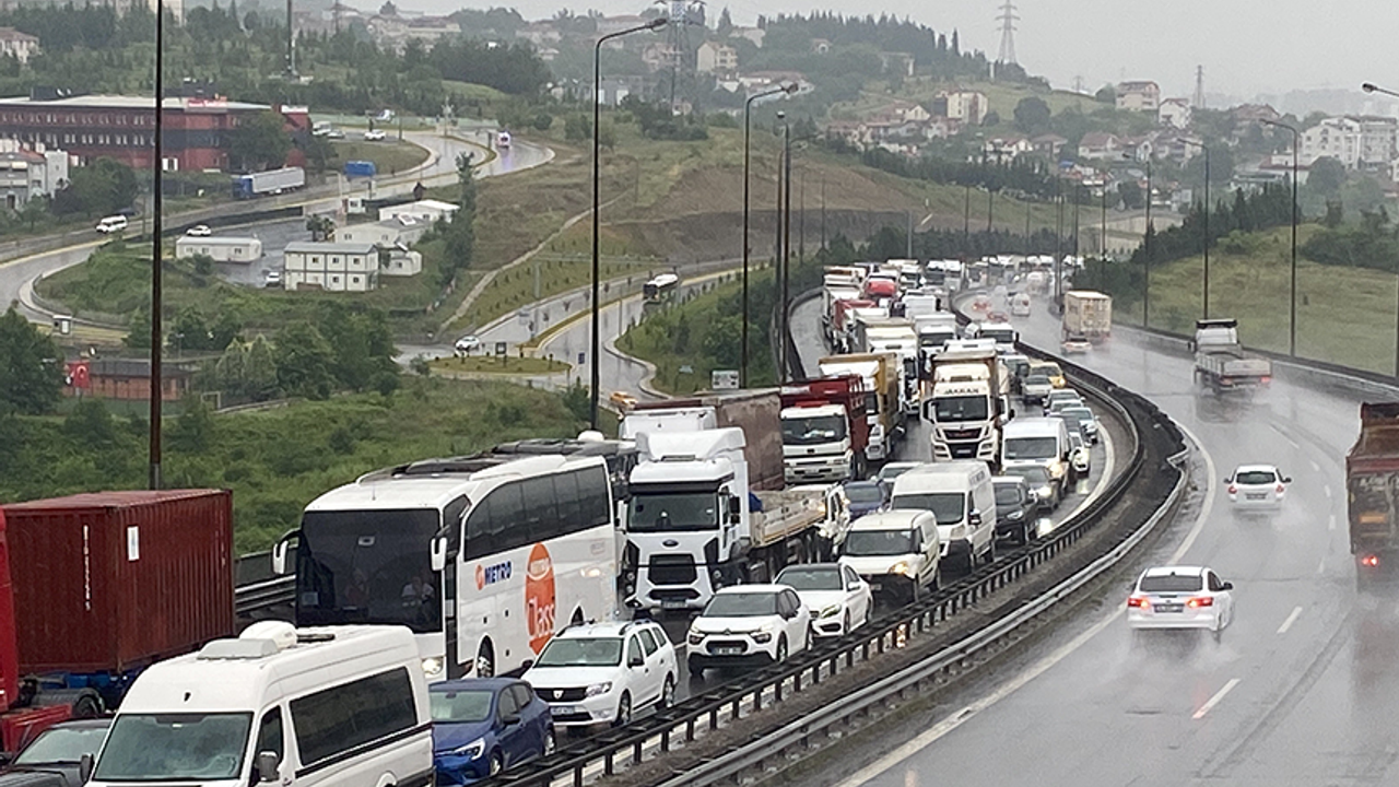 İzmit’te tır kazası trafiği kapattı!