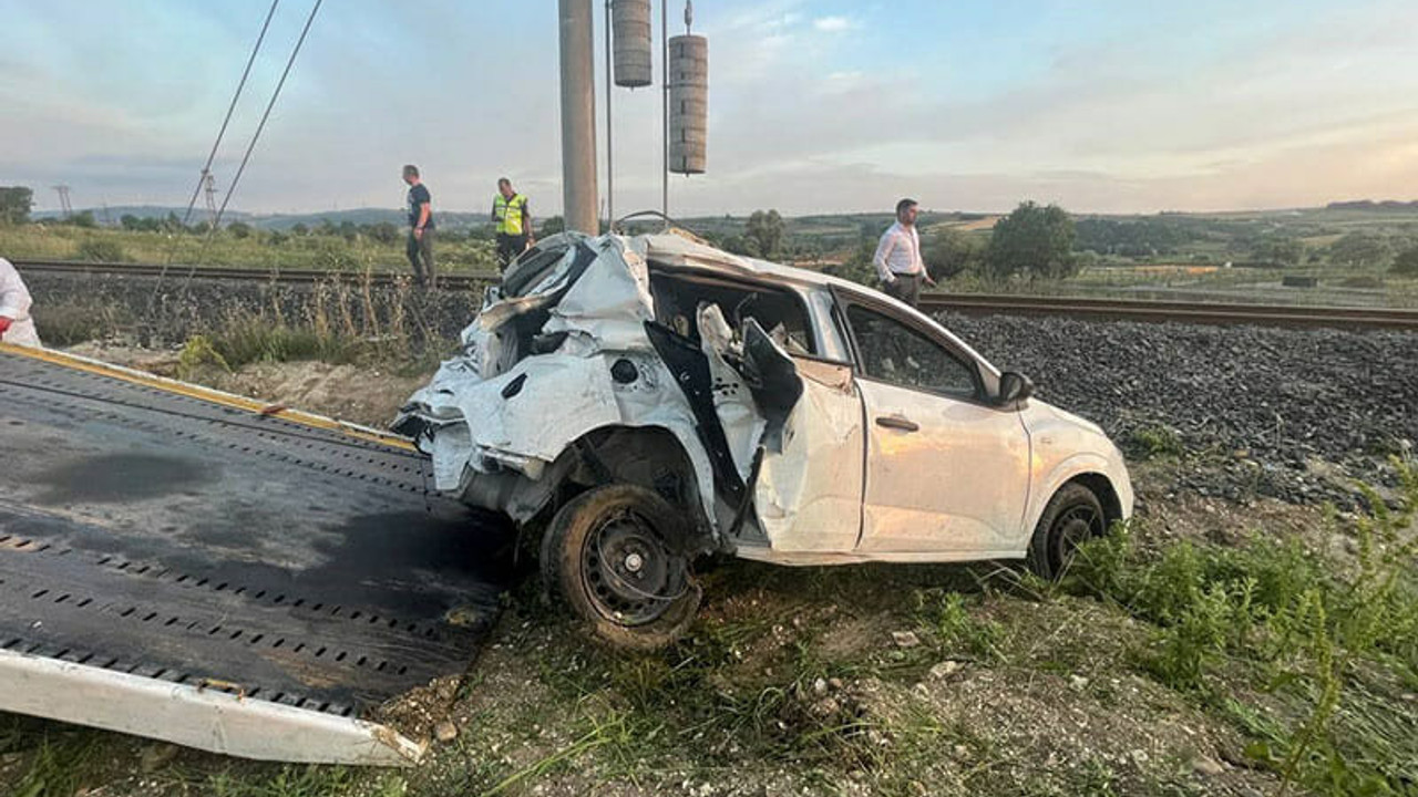 Tren hemzemin geçitte otomobile çarptı: 1 ağır yaralı