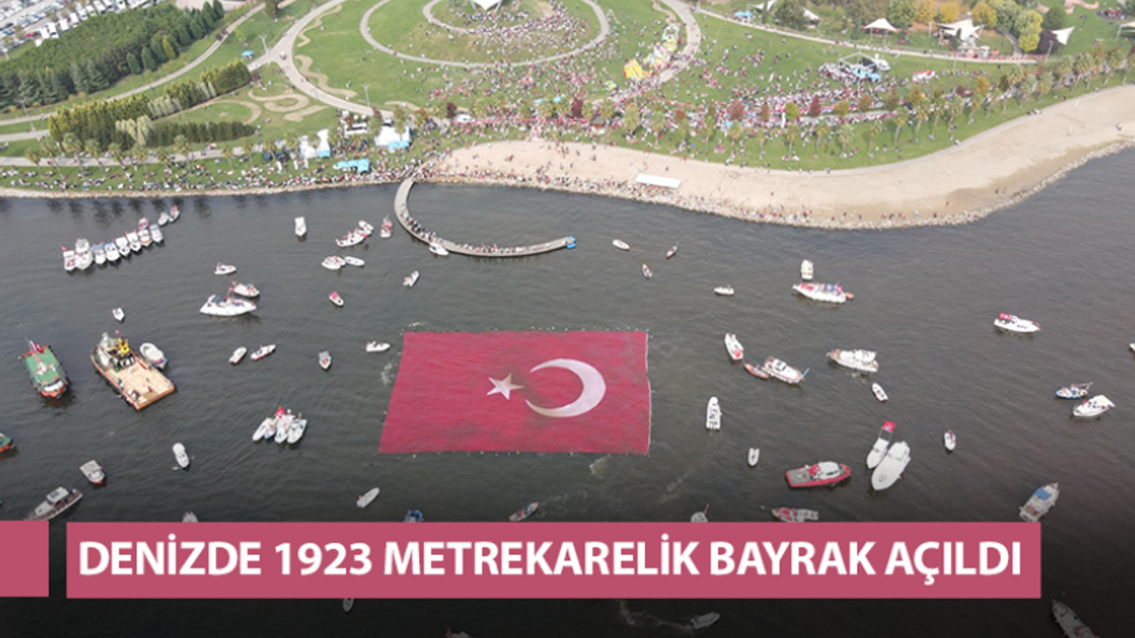 Denizde 1923 metrekarelik bayrak açıldı