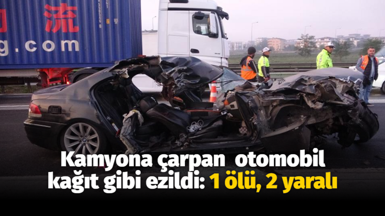 Kamyona çarpan otomobil kağıt gibi ezildi: 1 ölü, 2 yaralı