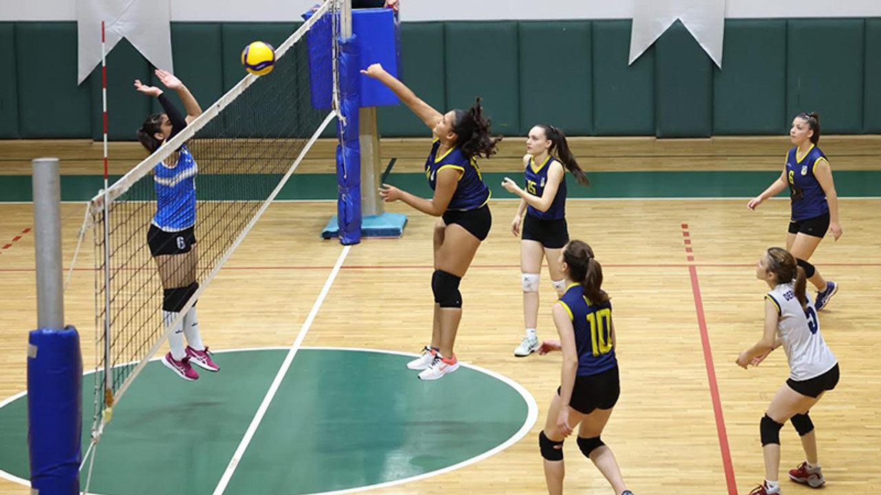 Derince'de voleybol heyecanı