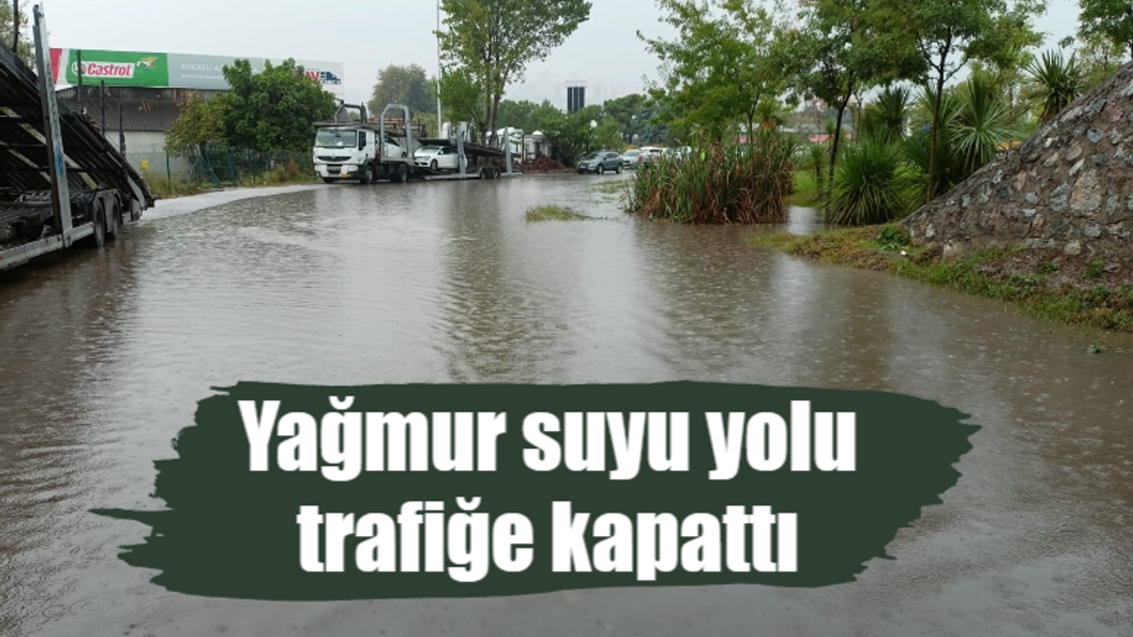 Yağmur suyu yolu trafiğe kapattı