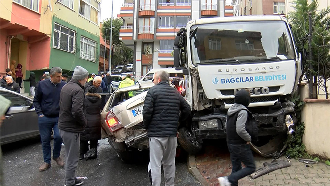 Şoförün kamyondan atladığı kazada kamyon 7 araca çarptı