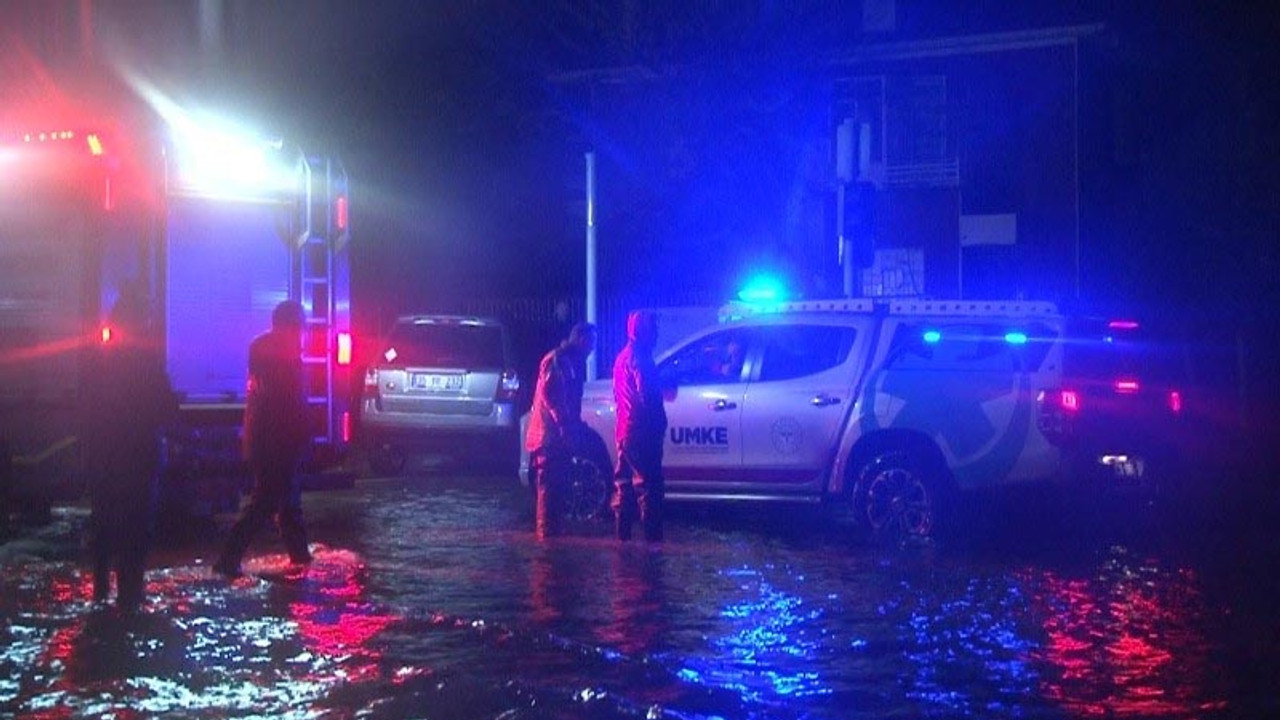 İzmir'de fırtına etkili oldu, mahsur kalan vatandaşları zabıt kurtardı