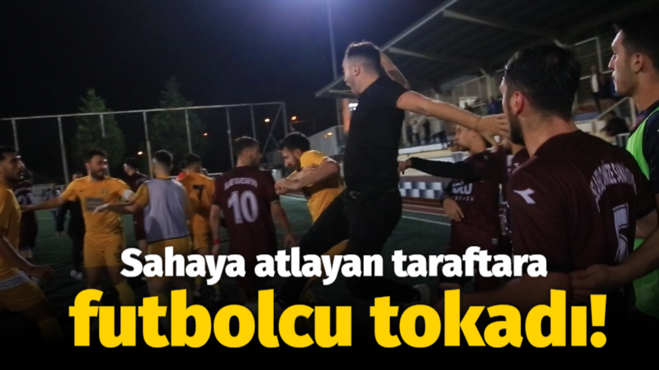 Sahaya atlayan taraftara futbolcu tokadı