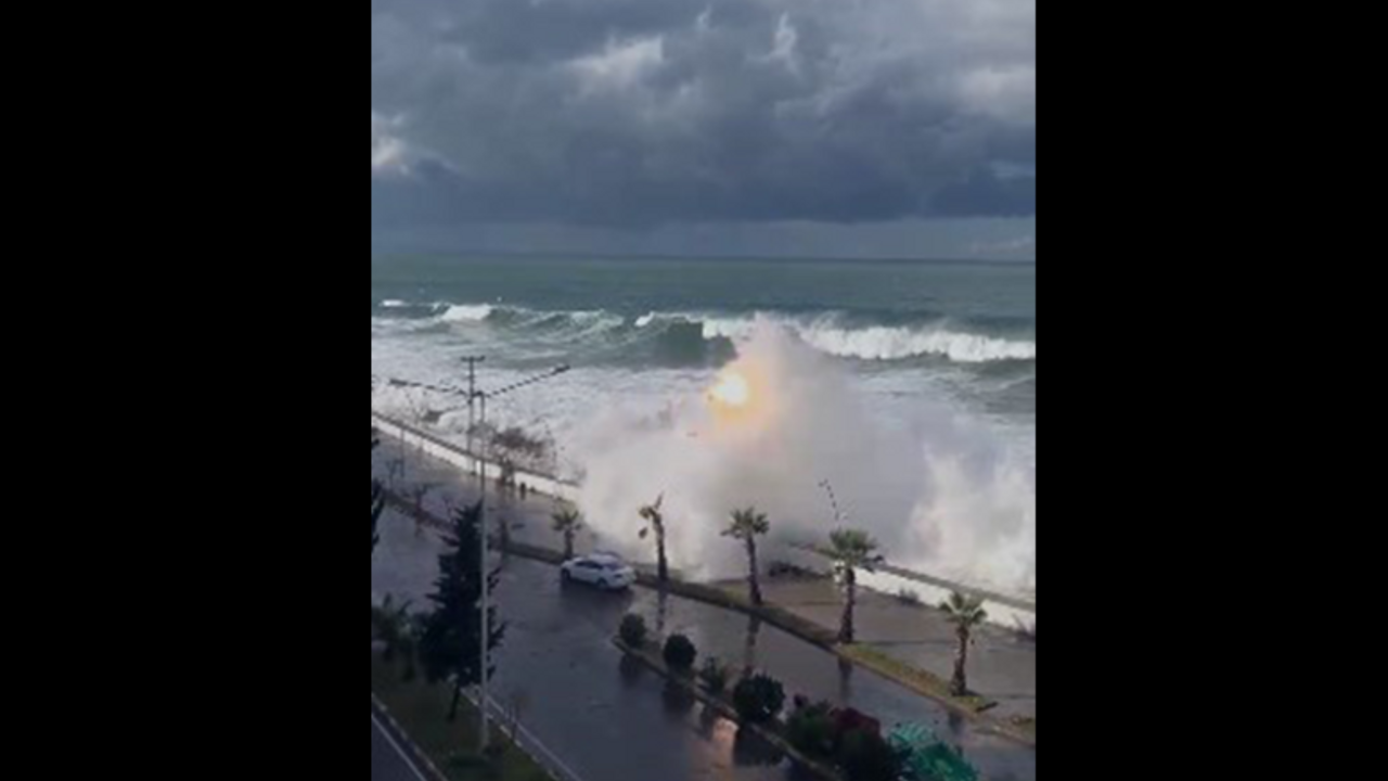 Tirebolu'da deniz taştı, ilçe merkezini su bastı