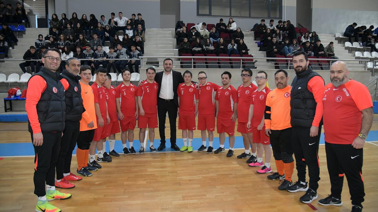 Başiskele Belediye Başkanı Özlü, Down Sendromlular Futsal Milli Takımı'nı ziyaret etti