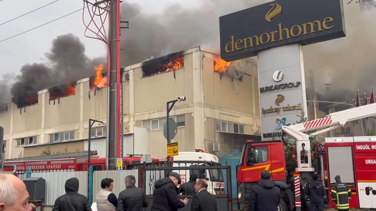 Bursa’da tekstil fabrikasındaki yangına 30 itfaiye müdahale ediyor