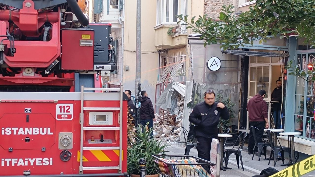 Kadıköy’de yıkım esnasında bina çöktü, işçi göçük altında kaldı