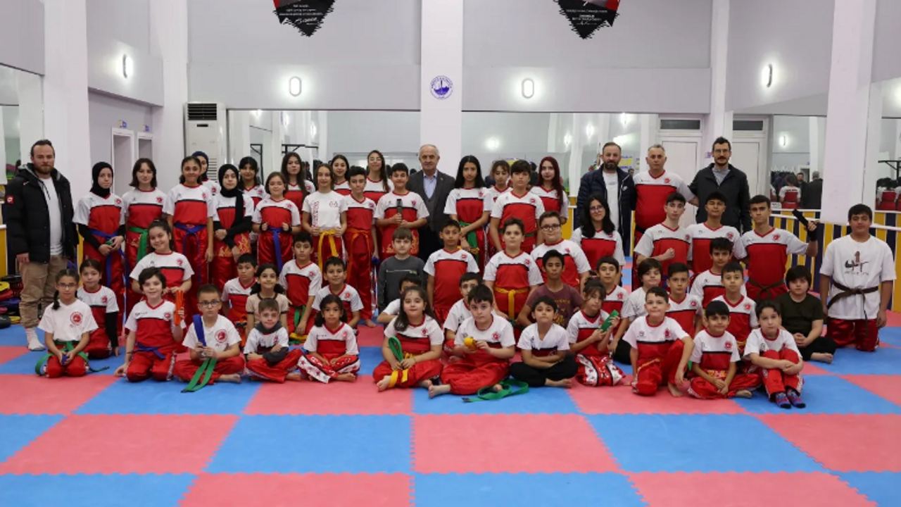 Kick Boks sporcuları kuşak atladılar