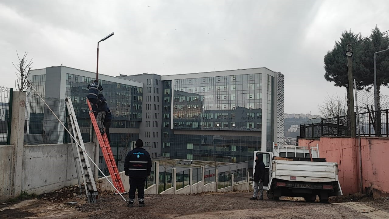 Şehir Hastanesi yoluna güneş enerjili aydınlatma!