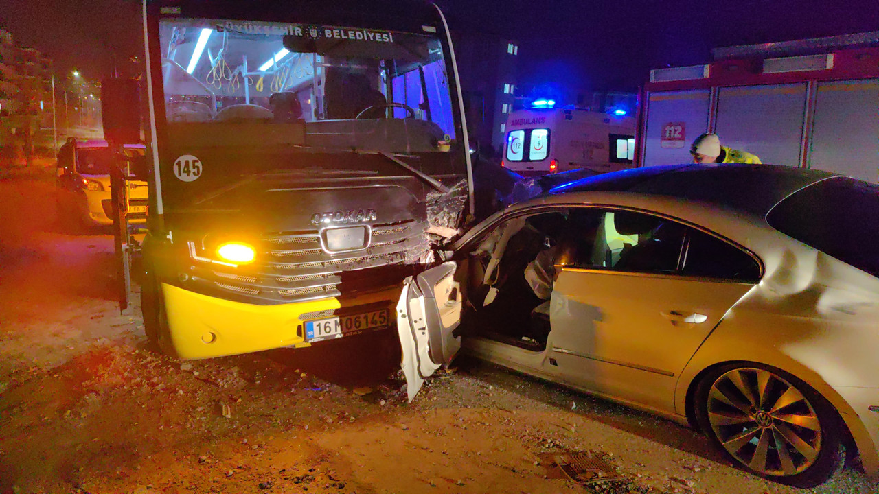 Bursa'da özel halk otobüsü ile otomobil çarpıştı: 9 yaralı