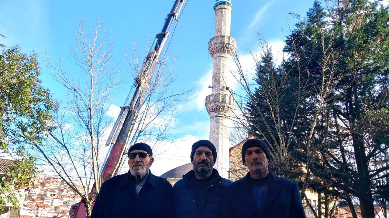 Tehlike oluşturan Elmalık Camii’nin minare külahı yeniledi