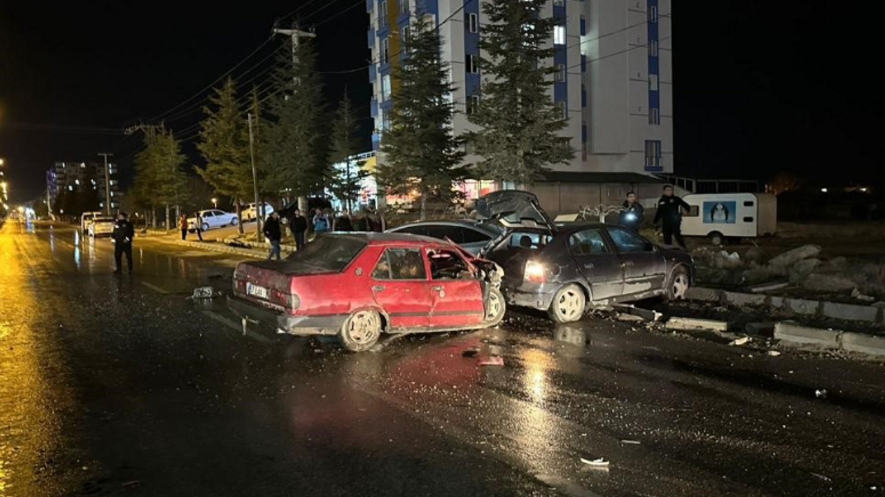 Alkollü sürücü, park halindeki araçlara çarptı