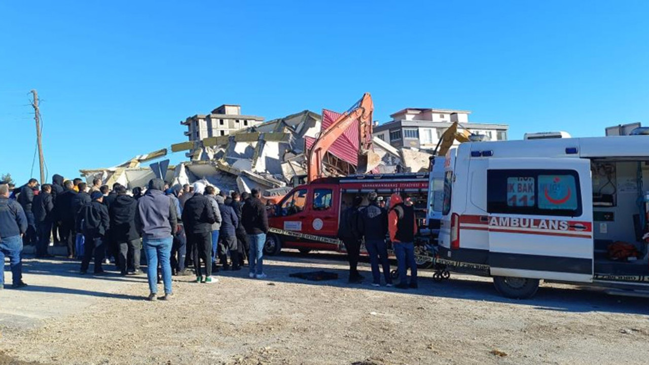 Ağır hasarlı binanın yıkımı sırasında bir işçi enkaz altında kaldı