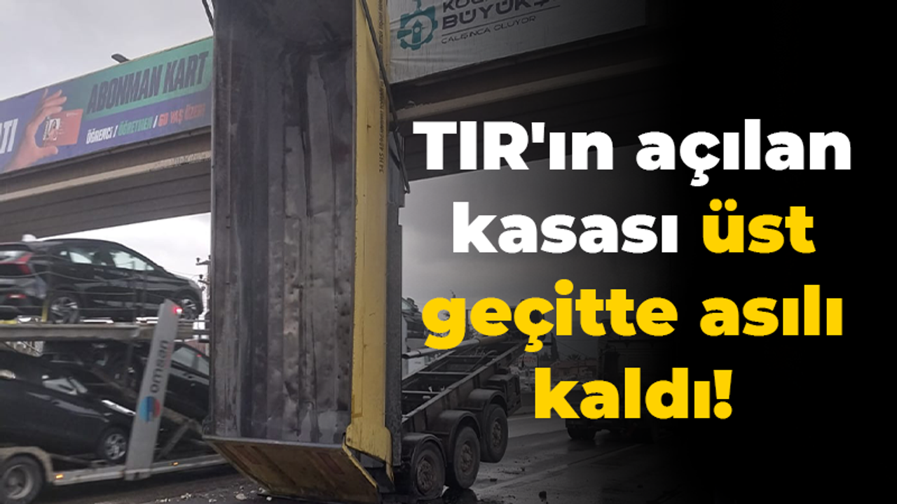 TIR'ın açılan kasası üst geçitte asılı kaldı!