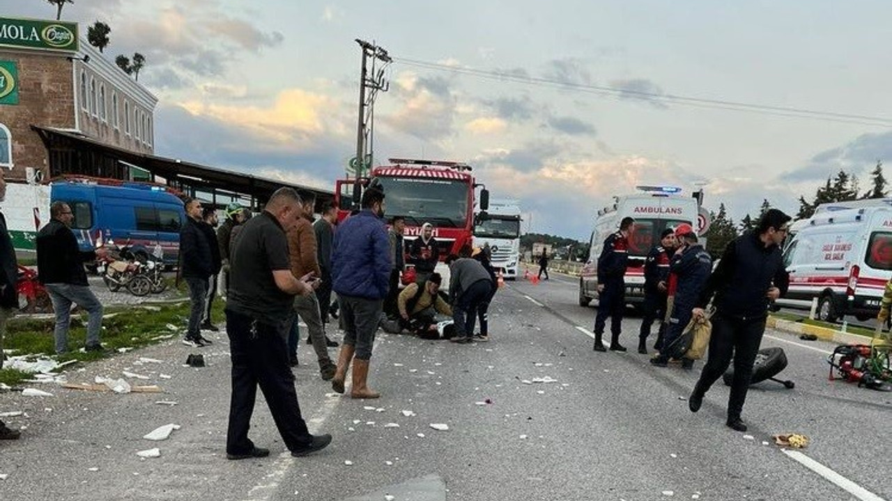 Mermer yüklü tır, işçi servisi ile çarpıştı: 9 yaralı