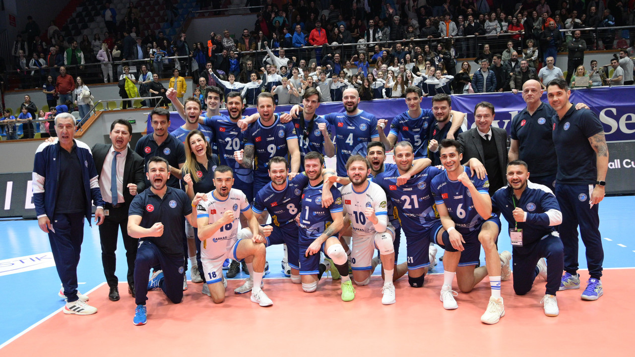 CEV Volleyball Cup'da Arkas Spor galip geldi