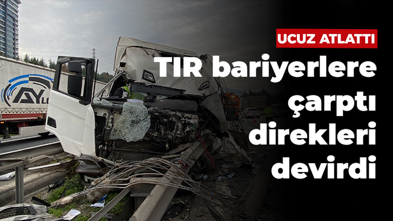 TIR bariyerlere çarptı direkleri devirdi