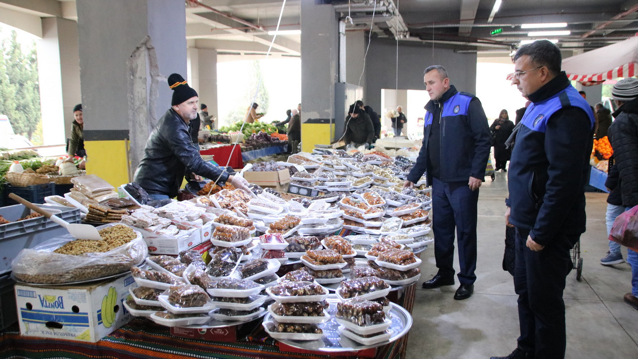 Zabıta ekipleri, semt pazarlarını denetledi