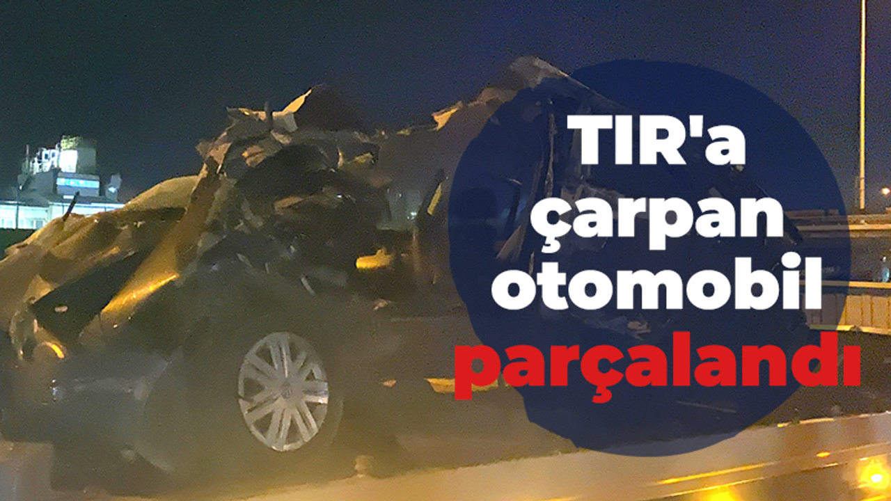 TIR'a çarpan otomobil parçalandı