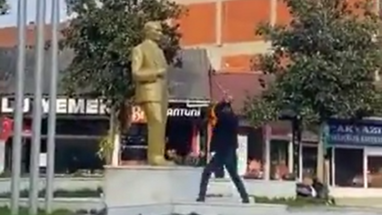 Sakarya'da Atatürk büstüne saldırı! Sakarya'da Atatürk büstüne saldıran kim? Atatürk büstüne kim saldırdı?