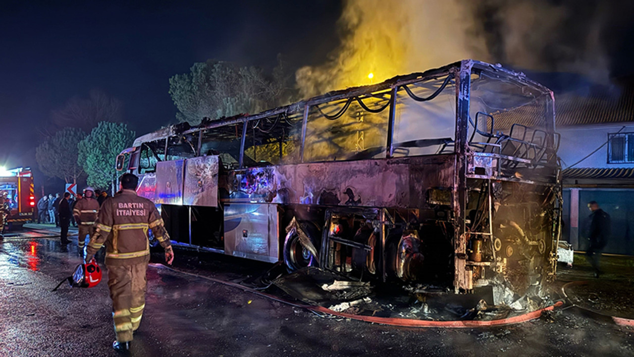 Seyir halindeki otobüs alev alev yandı