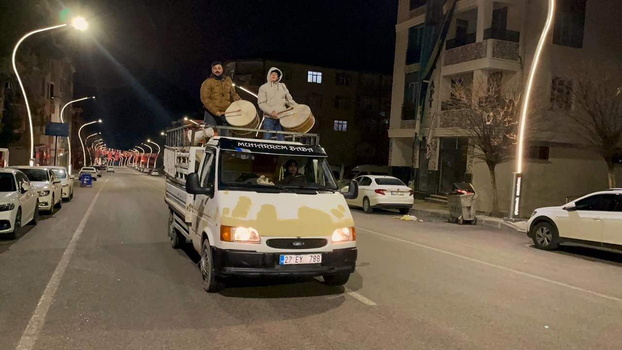 Geleneği sürdürmek için kamyonet kasasında davul çalıyorlar