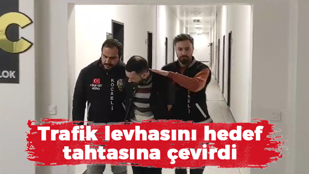 Trafik levhasını hedef tahtasına çevirdi gözaltına alındı