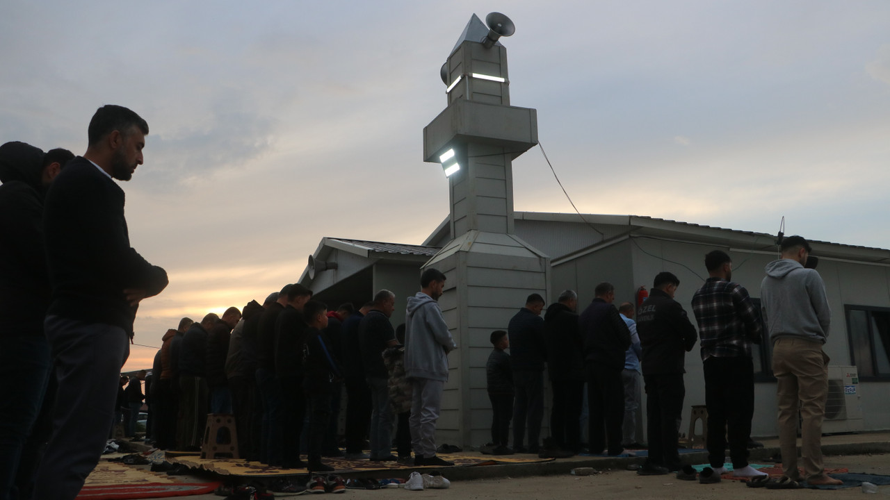 Konteyner camide namaz kıldılar