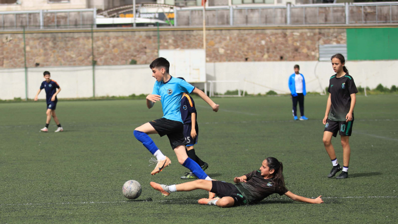 Bu turnuvada kızlar ve erkekler rakip oldu!