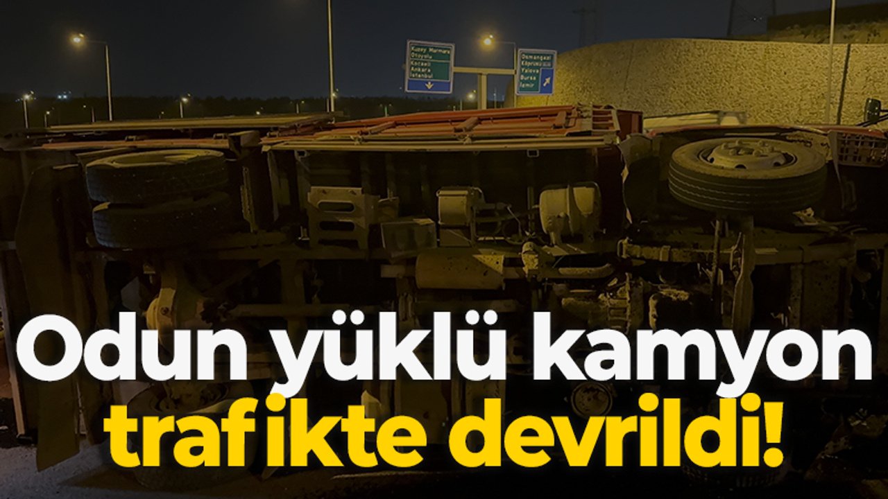 Odun yüklü kamyon trafikte devrildi!