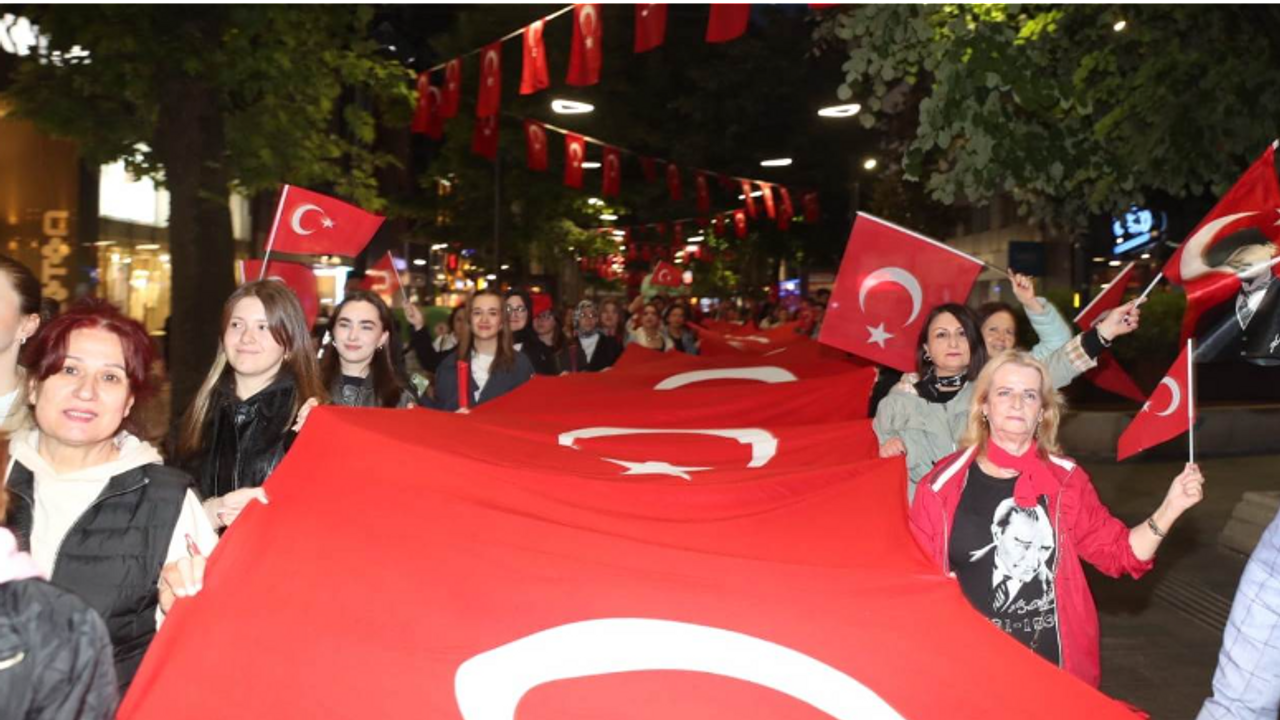 19 Mayıs Korteji tıklım tıklım