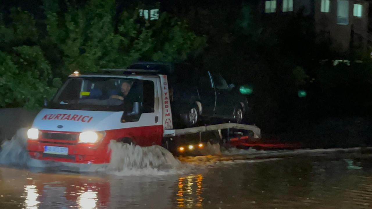 O ilde sel! Araçlar su altında kaldı