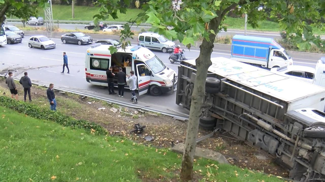 Feci kaza! Kamyonet ve işçi servisi çarpıştı