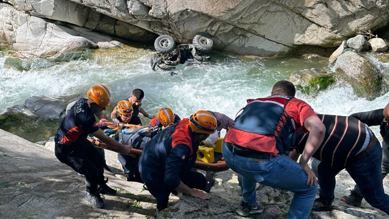 ATV ile dereye düştüler! AFAD ekibi kurtardı