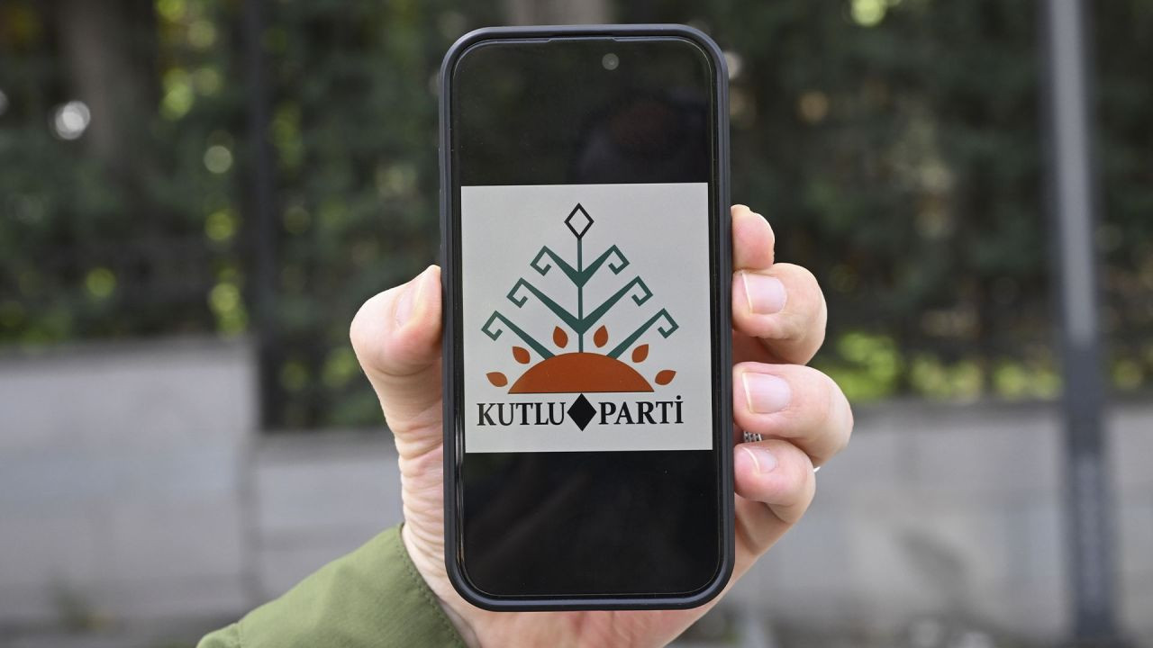 Yusuf Halaçoğlu 'Kutlu Parti'yi kurdu