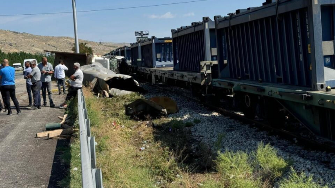 Çankırı'da can pazarı! yük treniyle çarpıştı ölü ve yaralılar var