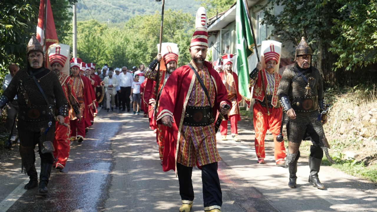 Kadınların hakimiyeti, erkeklerin mehter marşıyla göçü