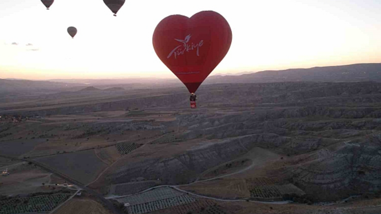 Kapadokya'da sıcak hava balonları Türk bayraklarıyla havalandı